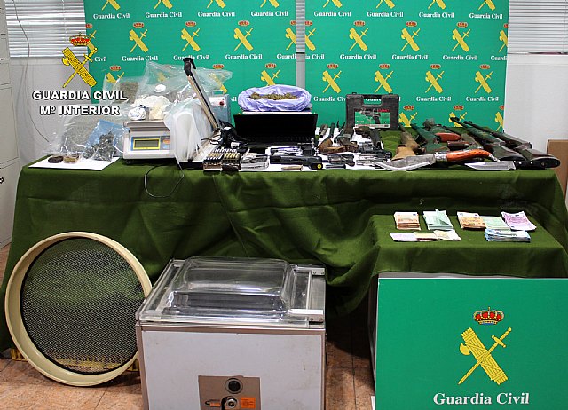 La Guardia Civil arresta a dos individuos y retira del mercado ‘negro’ una decena de armas de fuego ilegales y 23 kilos de droga - 3, Foto 3