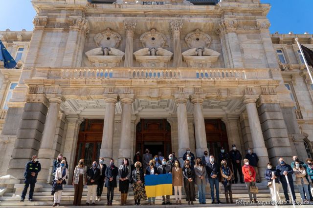 El Ayuntamiento muestra su apoyo al pueblo ucraniano con una concentración silenciosa - 1, Foto 1