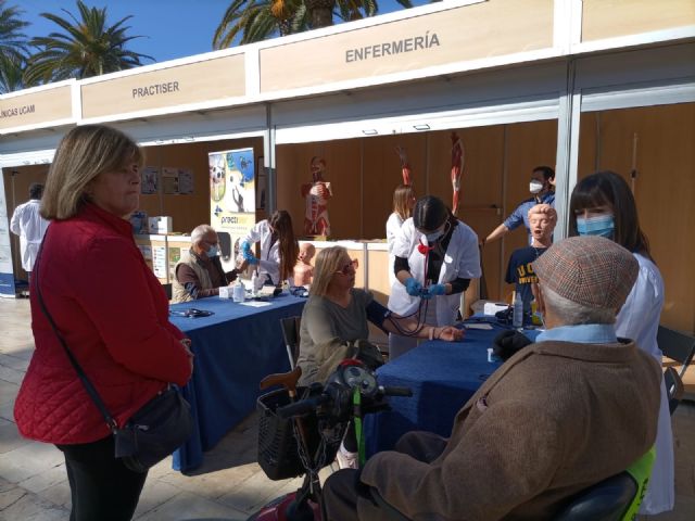 Estudiantes de la UCAM realizan cientos de pruebas a cartageneros en la III Feria de Salud y Deporte - 1, Foto 1