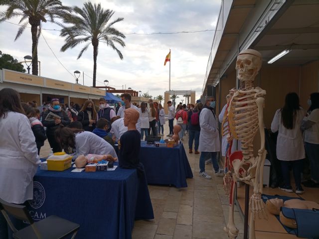 Estudiantes de la UCAM realizan cientos de pruebas a cartageneros en la III Feria de Salud y Deporte - 3, Foto 3