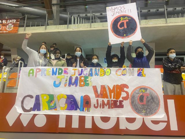 Los peques del programa ´Aprende Jugando´ de Servicios Sociales animan al Jimbee Cartagena en su partido contra el Levante UD - 1, Foto 1