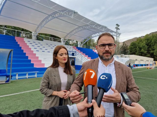 El Ayuntamiento de Lorca culmina la instalación de la pérgola de cubrición del graderío del campo de fútbol Mundial '82 - 1, Foto 1