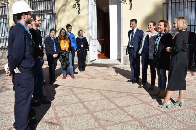 Educación firma un convenio con Sabic para becar a alumnos de Formación Profesional de Lobosillo y La Aljorra - 1, Foto 1