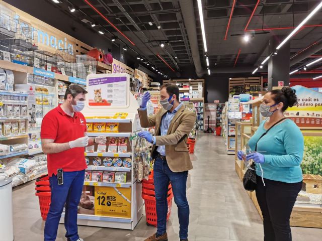 Comercio entrega viseras protectoras a los comerciantes de Lorca directamente en sus establecimientos - 1, Foto 1