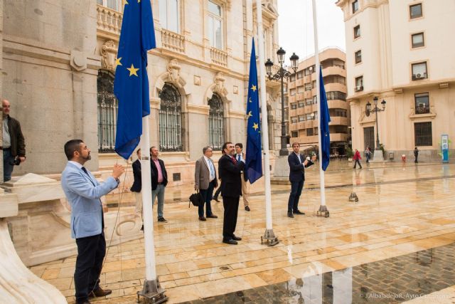 El alcalde lee un manifiesto e iza banderas para celebrar el Día de Europa - 2, Foto 2