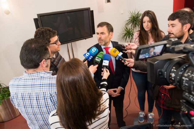 El alcalde lee un manifiesto e iza banderas para celebrar el Día de Europa - 4, Foto 4