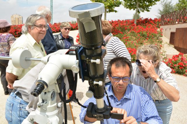 Alumnos de Astronomía de la Universidad de Mayores observan el tránsito de Mercurio por el Sol - 1, Foto 1