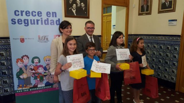 Entrega de los premios del concurso escolar Crece en seguridad - 1, Foto 1