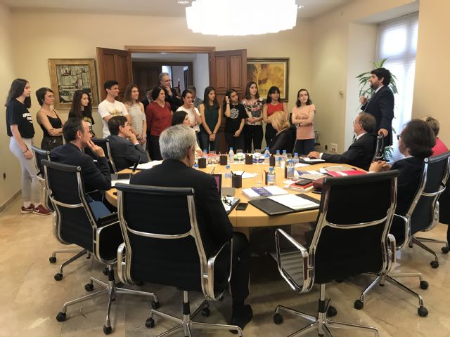 Fernando López Miras recibe en el Palacio de San Esteban a un grupo de alumnos del IES Licenciado Francisco Cascales - 2, Foto 2