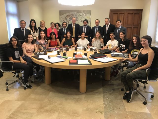 Fernando López Miras recibe en el Palacio de San Esteban a un grupo de alumnos del IES Licenciado Francisco Cascales - 3, Foto 3