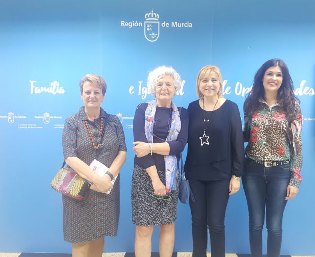 La consejera de Familia e Igualdad de Oportunidades se reúne con la presidenta de la Asociación Murciana de Apoyo a la Infancia Maltratada - 1, Foto 1