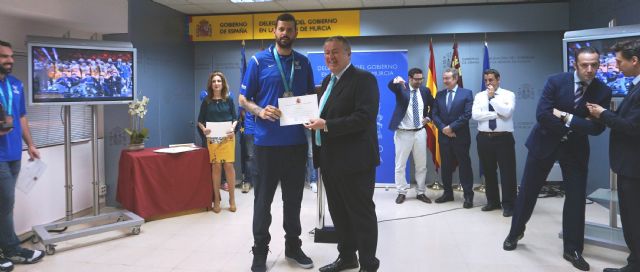 Bernabé asegura que el UCAM Murcia Club de Baloncesto está escribiendo con letras de bronce la historia del deporte regional - 2, Foto 2