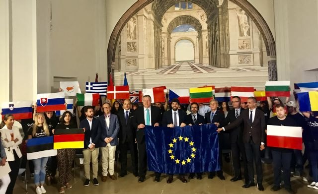 López Miras aboga por educar en la importancia de pertenecer a Europa para atajar los populismos y movimientos antieuropeos - 3, Foto 3