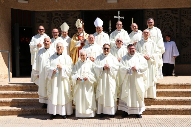 Lo que espera el Pueblo de Dios de un sacerdote es que viva con un corazón libre y trasparente, Mons. Lorca Planes - 1, Foto 1