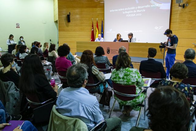 La comisión rectora de lucha contra la pobreza presenta los datos del informe Foessa sobre exclusión y desarrollo social en la Región - 2, Foto 2