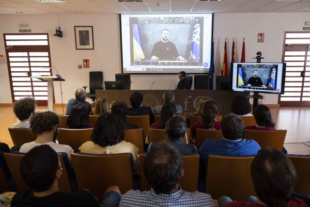 Zelenski charla con estudiantes de la UMU y de las otras diez universidades de la alianza Euniwell y les anima a ser valientes y no renunciar nunca a la libertad - 2, Foto 2