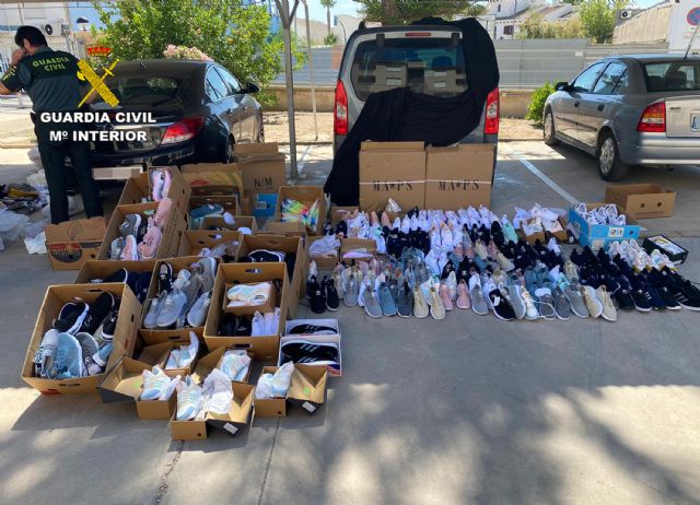 La Guardia Civil incauta cerca de medio millar de productos falsificados en San Javier - 1, Foto 1