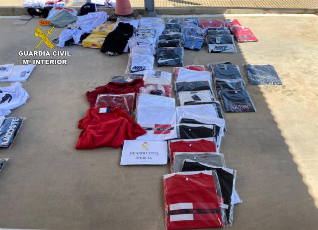 La Guardia Civil incauta cerca de medio millar de productos falsificados en San Javier - 3, Foto 3