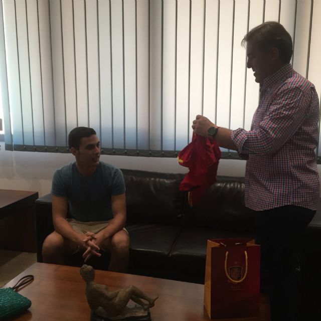 Rafa, jugador del Algar, recibe una camiseta dedicada de Vicente del Bosque - 1, Foto 1