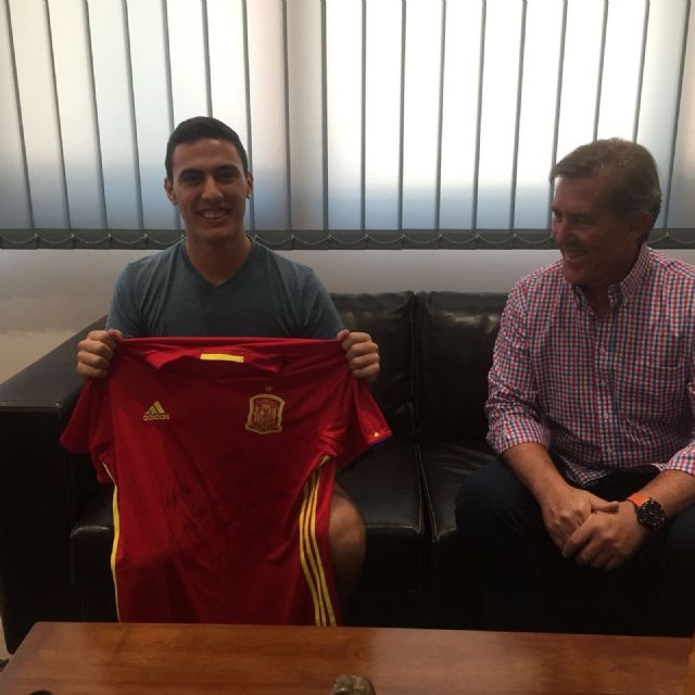 Rafa, jugador del Algar, recibe una camiseta dedicada de Vicente del Bosque - 4, Foto 4