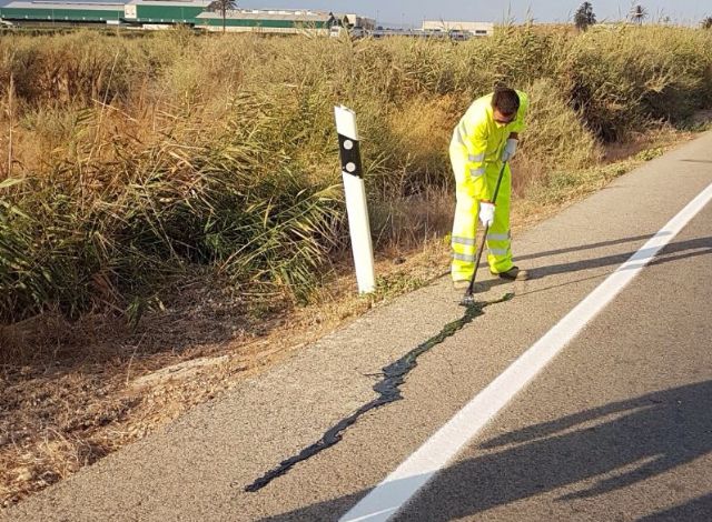 El Ayuntamiento repara las grietas en diversas carreteras de Alhama - 1, Foto 1