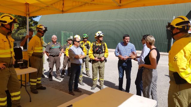 El consejero de Medio Ambiente visita las brigadas forestales de la Sierra de la Pila - 1, Foto 1