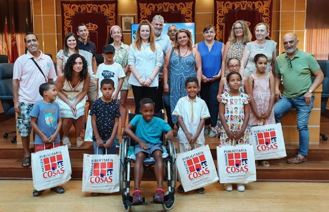 Una representación de los menores que participan en el Programa Vacaciones en Paz, junto a sus familias de acogida, son recibos en el Ayuntamiento de Molina de Segura - 4, Foto 4