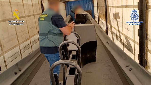 Detenidos cuando transportaban oculta en un semirremolque una embarcación de las que habitualmente utilizan los narcotraficantes - 3, Foto 3