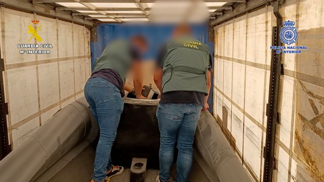 Detenidos cuando transportaban oculta en un semirremolque una embarcación de las que habitualmente utilizan los narcotraficantes - 4, Foto 4