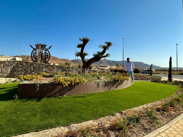 El Ayuntamiento renueva la rotonda de 'Las Palmeras' con nuevo arbolado y vegetación floral - 3, Foto 3