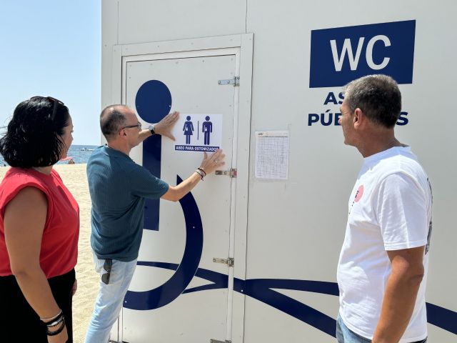 La playa de Poniente cuenta ya con un baño para personas ostomizadas - 1, Foto 1