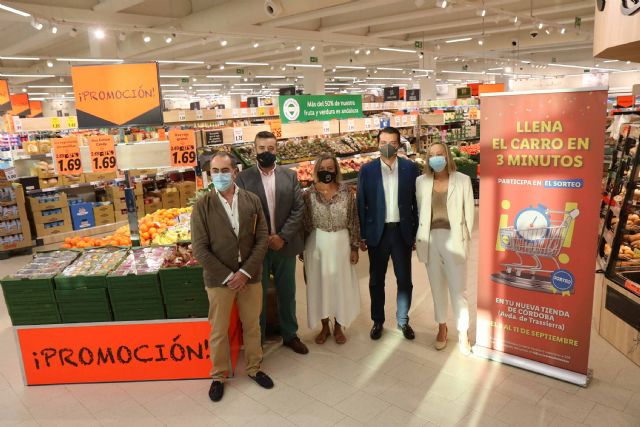 El alcalde de Córdoba visita la nueva tienda de Lidl en la carretera de Trassierra - 1, Foto 1