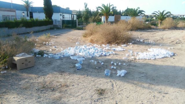 HUERMUR denuncia el reguero de plásticos por la huerta tras el paso del maratón a Caravaca - 1, Foto 1