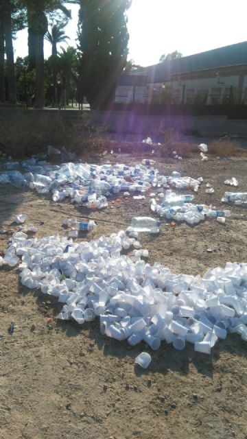 HUERMUR denuncia el reguero de plásticos por la huerta tras el paso del maratón a Caravaca - 2, Foto 2