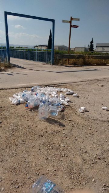 HUERMUR denuncia el reguero de plásticos por la huerta tras el paso del maratón a Caravaca - 3, Foto 3