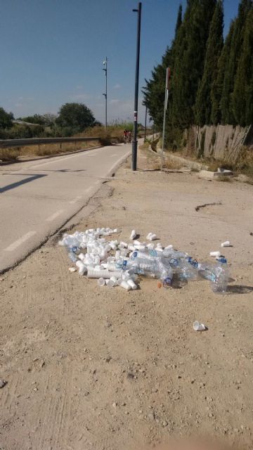 HUERMUR denuncia el reguero de plásticos por la huerta tras el paso del maratón a Caravaca - 4, Foto 4