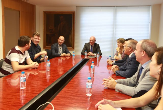 El consejero Juan Hernández recibe a los alumnos de la UCAM ganadores de un premio nacional por una aplicación para prevenir el ciberbullying - 1, Foto 1