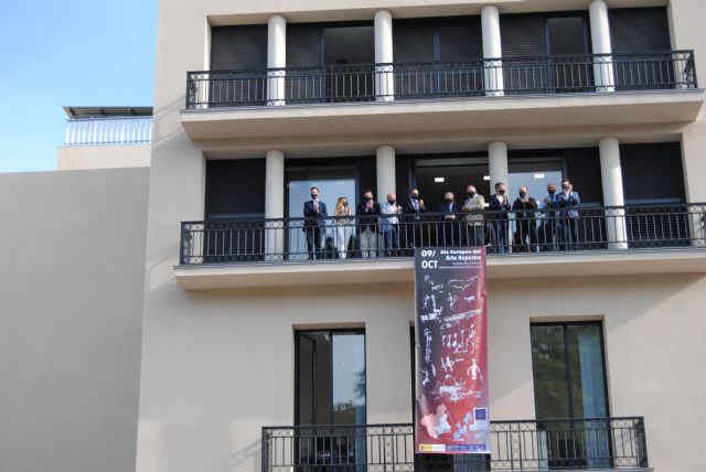 La Delegación del Gobierno celebra el Día Europeo de Arte Rupestre desplegando una bandera conmemorativa en su fachada - 1, Foto 1