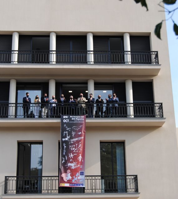 La Delegación del Gobierno celebra el Día Europeo de Arte Rupestre desplegando una bandera conmemorativa en su fachada - 2, Foto 2