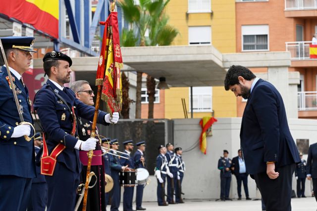 López Miras pone en valor el compromiso de los ciudadanos con España y su bandera - 1, Foto 1