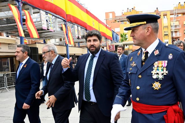 López Miras pone en valor el compromiso de los ciudadanos con España y su bandera - 2, Foto 2