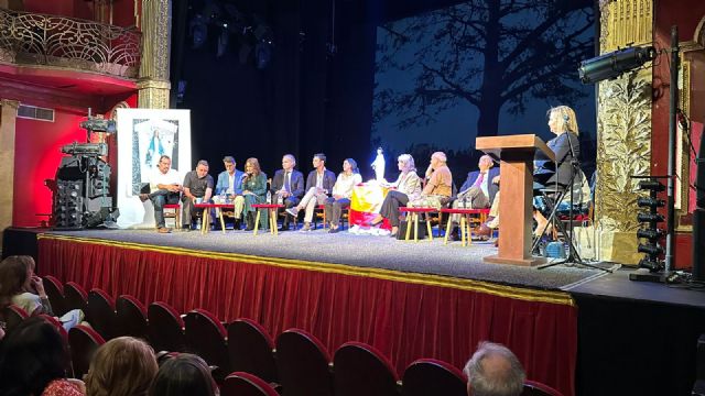 Multitudinaria ovación a la Virgen del Carmen de San Sebastián de Garabandal en el Teatro Infanta Isabel de Madrid - 1, Foto 1