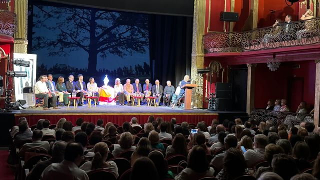 Multitudinaria ovación a la Virgen del Carmen de San Sebastián de Garabandal en el Teatro Infanta Isabel de Madrid - 3, Foto 3