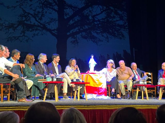 Multitudinaria ovación a la Virgen del Carmen de San Sebastián de Garabandal en el Teatro Infanta Isabel de Madrid - 4, Foto 4