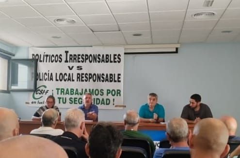 Los empleados públicos del Ayuntamiento de Águilas se encierran en el Cuartel de la Policía Local como protesta a los incumplimientos del gobierno municipal - 1, Foto 1