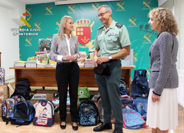 La Guardia Civil de Murcia culmina la campaña benéfica de recogida de material escolar con la entrega de 3.000 artículos a Cruz Roja - 1, Foto 1