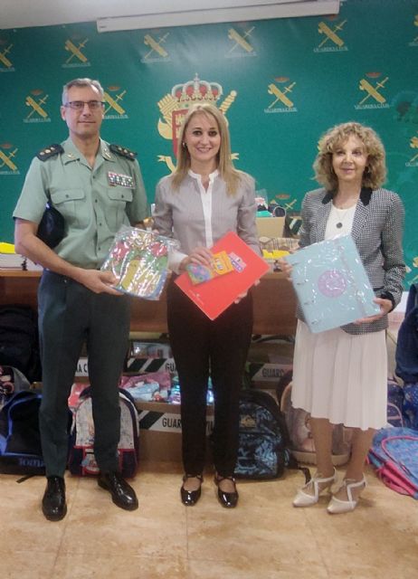 La Guardia Civil de Murcia culmina la campaña benéfica de recogida de material escolar con la entrega de 3.000 artículos a Cruz Roja - 2, Foto 2