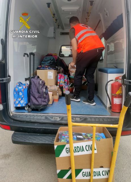 La Guardia Civil de Murcia culmina la campaña benéfica de recogida de material escolar con la entrega de 3.000 artículos a Cruz Roja - 3, Foto 3