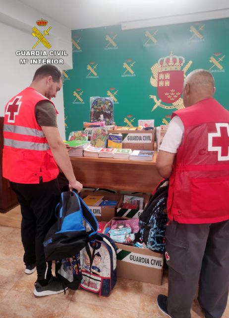 La Guardia Civil de Murcia culmina la campaña benéfica de recogida de material escolar con la entrega de 3.000 artículos a Cruz Roja - 4, Foto 4