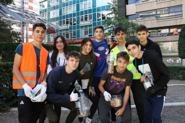 ODSesiones de la Universidad de Murcia recoge 150.000 colillas de cigarrillo en una hora en el centro de Murcia - 1, Foto 1